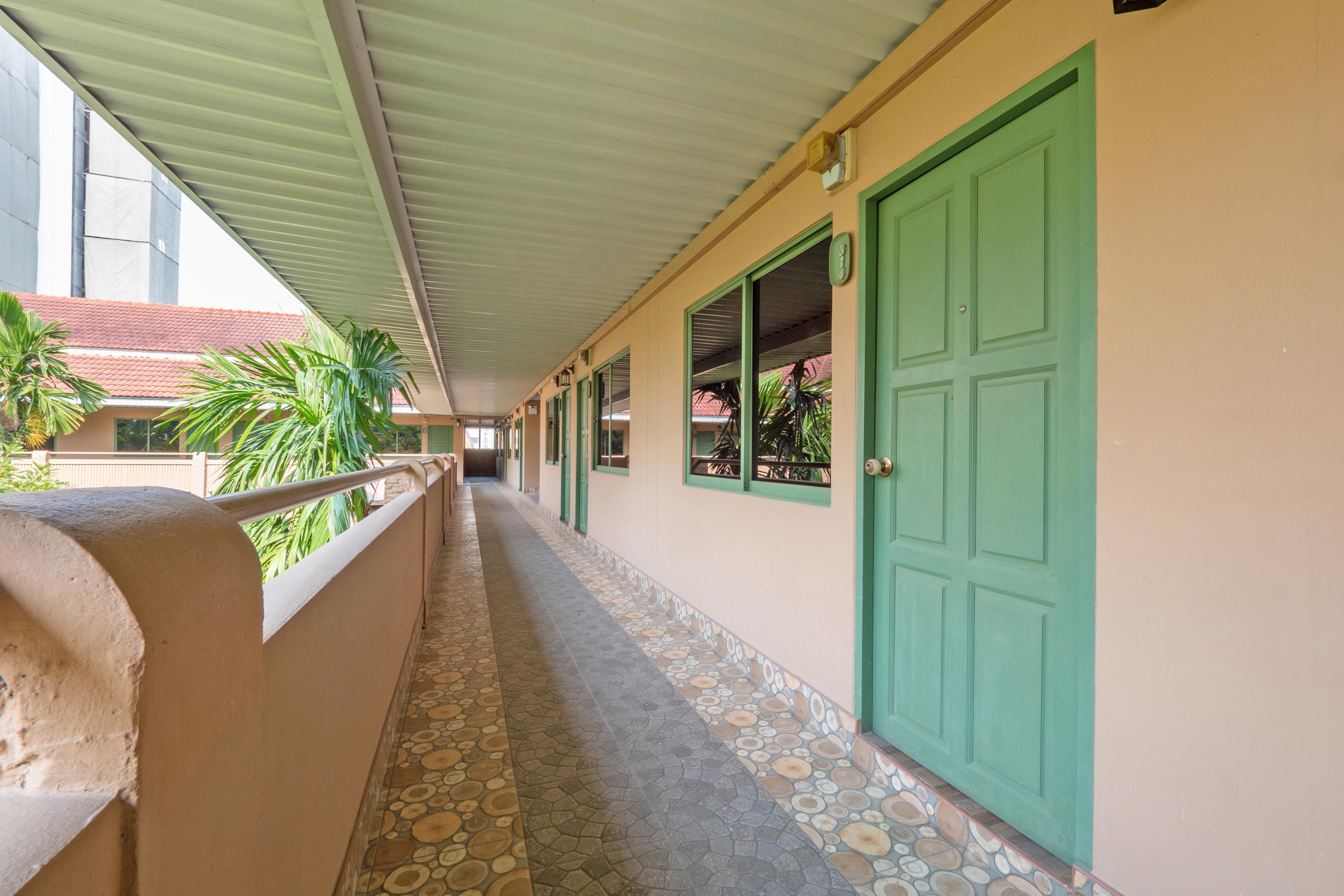 Capital O 75379 Sabai Living Pattaya Hotel Bagian luar foto