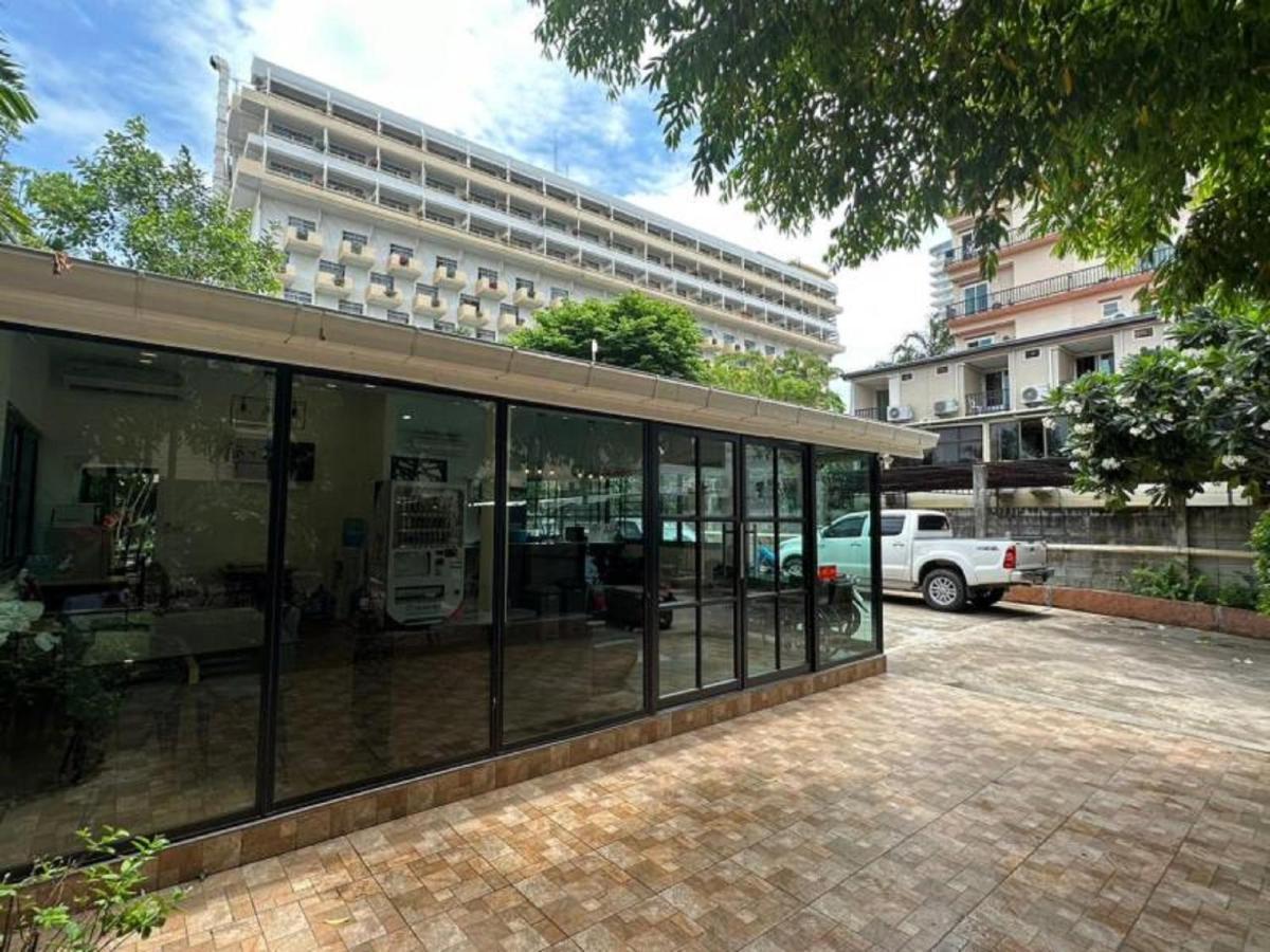 Capital O 75379 Sabai Living Pattaya Hotel Bagian luar foto